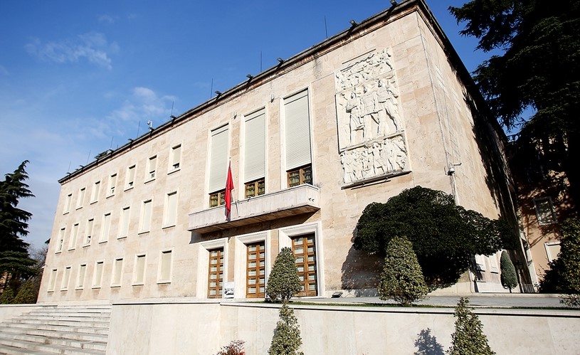 Qeveria merr vendimin: Shperblen bluzat e bardha dhe efektivet e policise